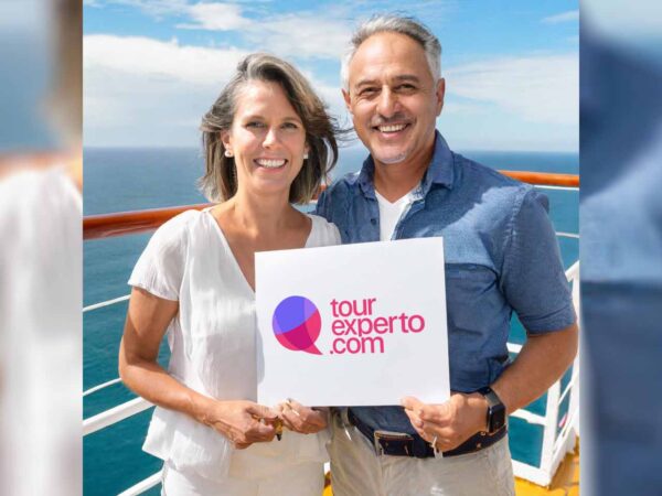 pareja romantica con cartel de tour experto