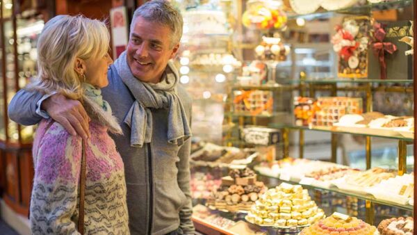 pareja en una vidriera de pasteleria