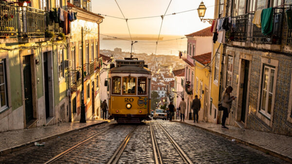 Tranvía amarillo en Alfama, Lisboa, Portugal — TourExperto