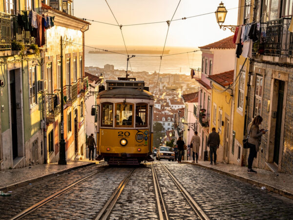 Tranvía amarillo en Alfama, Lisboa, Portugal — TourExperto